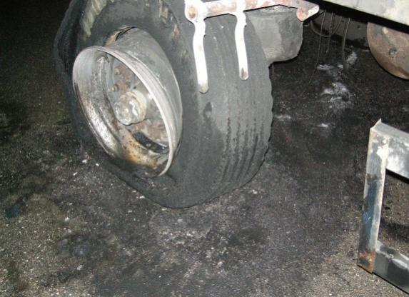 Um den brennenden Reifen herum war auch der Asphalt geschmolzen